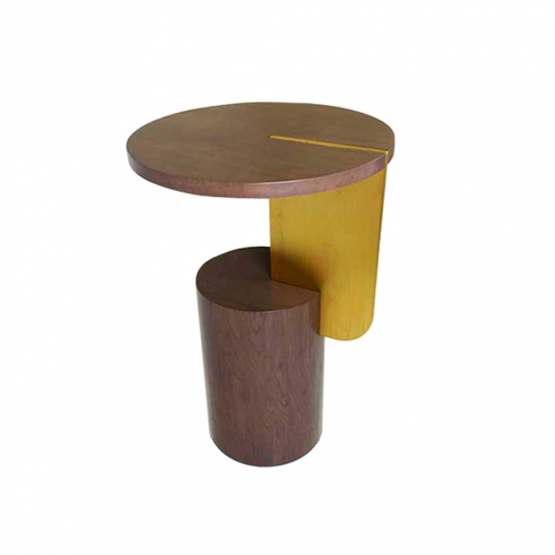 Mesa de apoio em madeira, com o pé em forma cilindrica, com um suporte em dourado e u o tampo em forma de circulo.