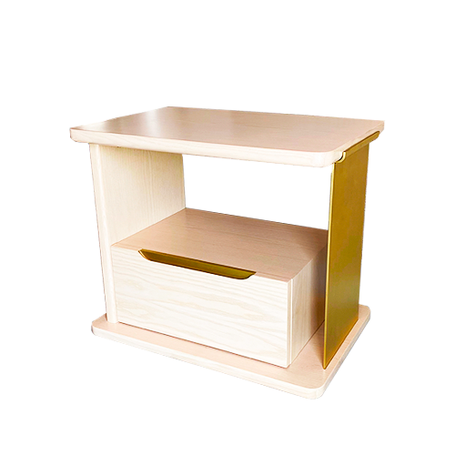 Mesa de cabeceira em madeira, de uma gaveta, com detalhes em dourado